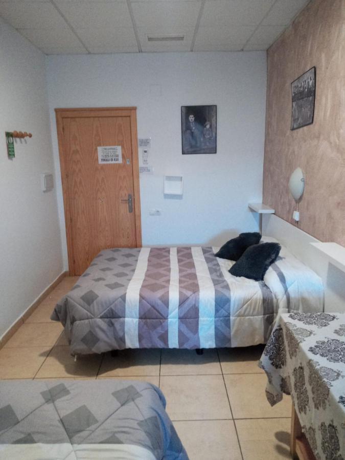 Hostal Via Del Caminante Madrigalejo ภายนอก รูปภาพ