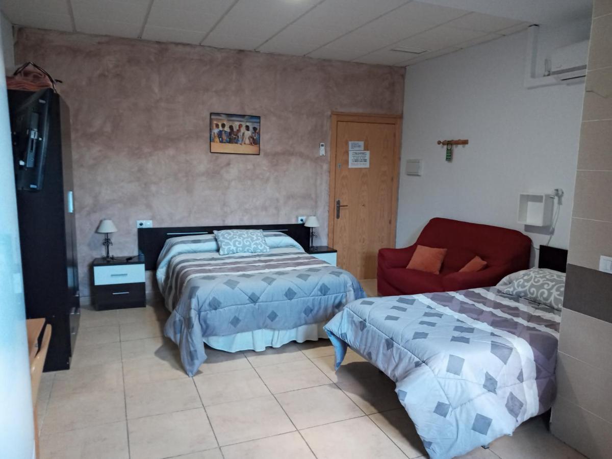 Hostal Via Del Caminante Madrigalejo ภายนอก รูปภาพ
