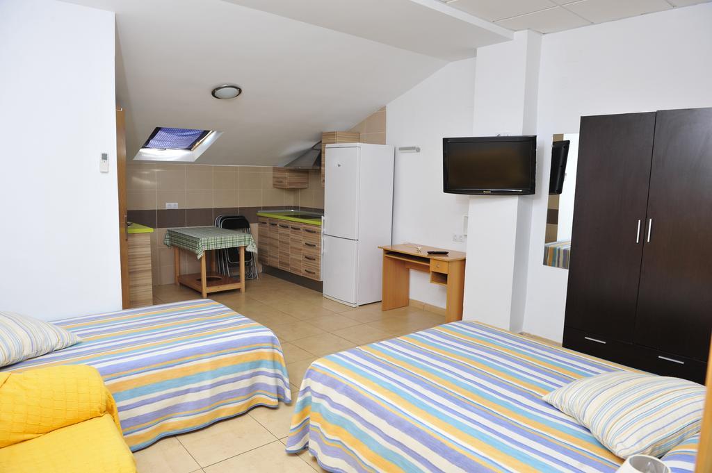Hostal Via Del Caminante Madrigalejo ภายนอก รูปภาพ