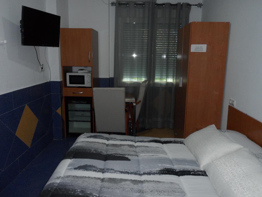Hostal Via Del Caminante Madrigalejo ภายนอก รูปภาพ